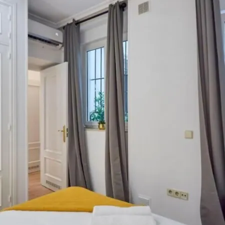 Familiar En Madrid Apartment Cajar